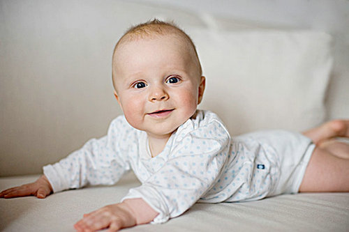 护理婴儿 新生儿护理知识分享给大家