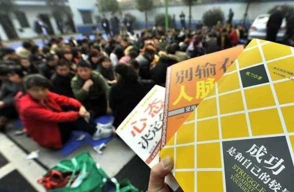 揭秘：传销组织头目给下面人发工资的方法，简直是“完美”