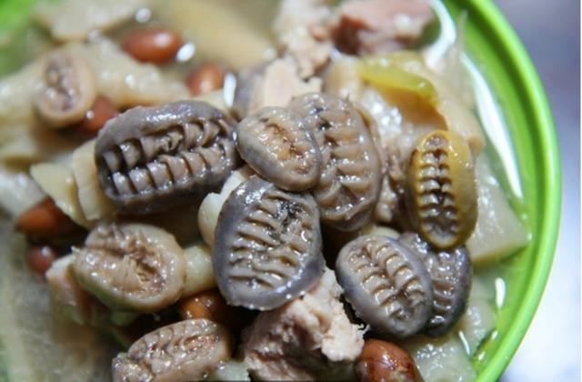 这种海鲜长相很奇特，需要在石缝里才能找到，做成美食味道很香