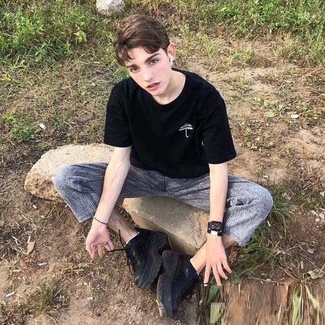 男人两边剪短，19年男士发型试试这几款？