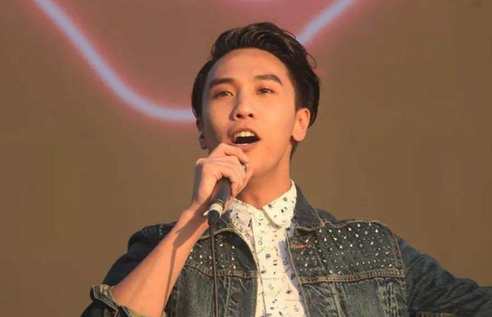 他惨遭汪峰导师淘汰，如今却满世界开演唱会，网友：真尴尬！