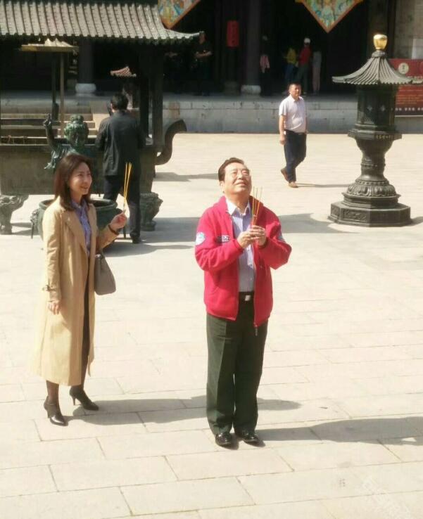 李双江梦鸽夫妇近照曝光 外出游玩晋香祈福