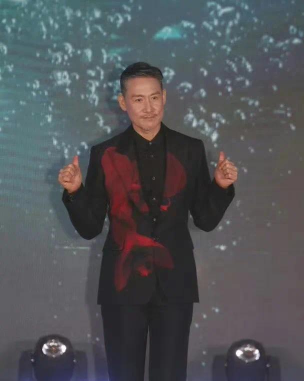 张学友首度回应演唱会摔倒风波:晕眩症发作