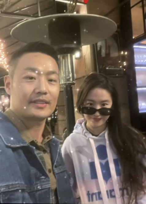 惊艳!刘亦菲现身美国富人区 网友爆料:或将在美长期发展!