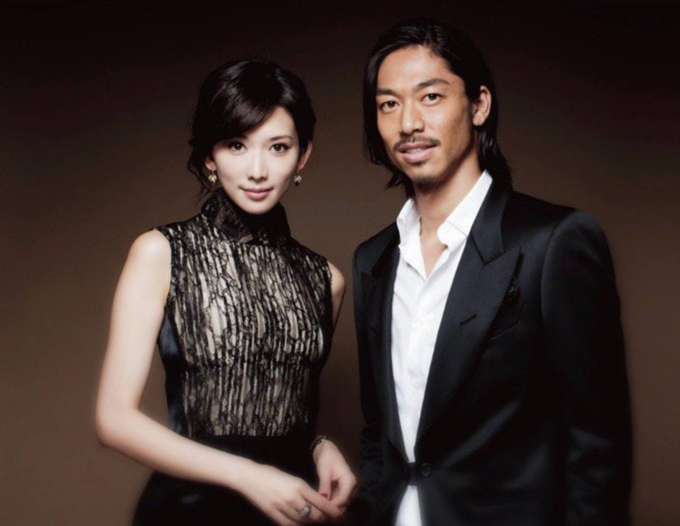 黑泽良平简介: 41岁黑泽良平大晒胸肌人鱼线,林志玲嫁到日本3年,过得怎么样?