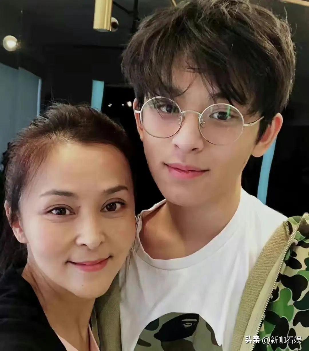 与黄志忠离婚11年的何音,如今彻底放飞,国外生活太惬意!