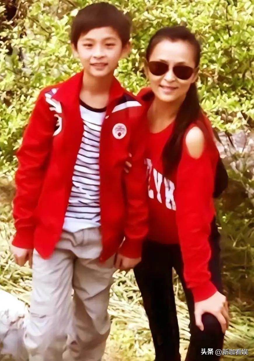 与黄志忠离婚11年的何音,如今彻底放飞,国外生活太惬意!