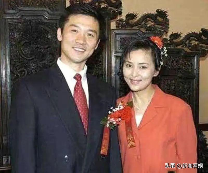 与黄志忠离婚11年的何音,如今彻底放飞,国外生活太惬意!