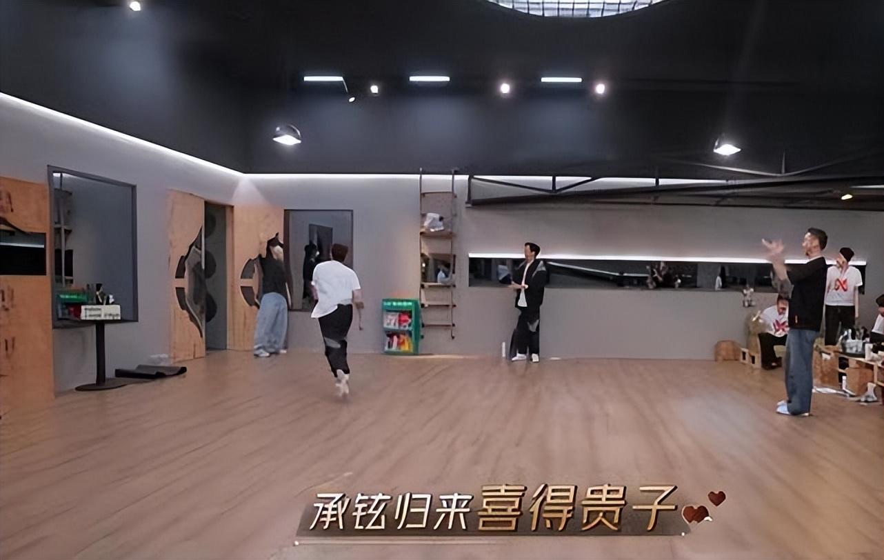 戚薇二胎产后未瘦至90斤压力大,脱发严重头皮抢镜,发际线上移