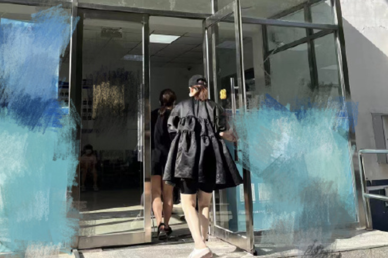 戚薇二胎产后未瘦至90斤压力大,脱发严重头皮抢镜,发际线上移