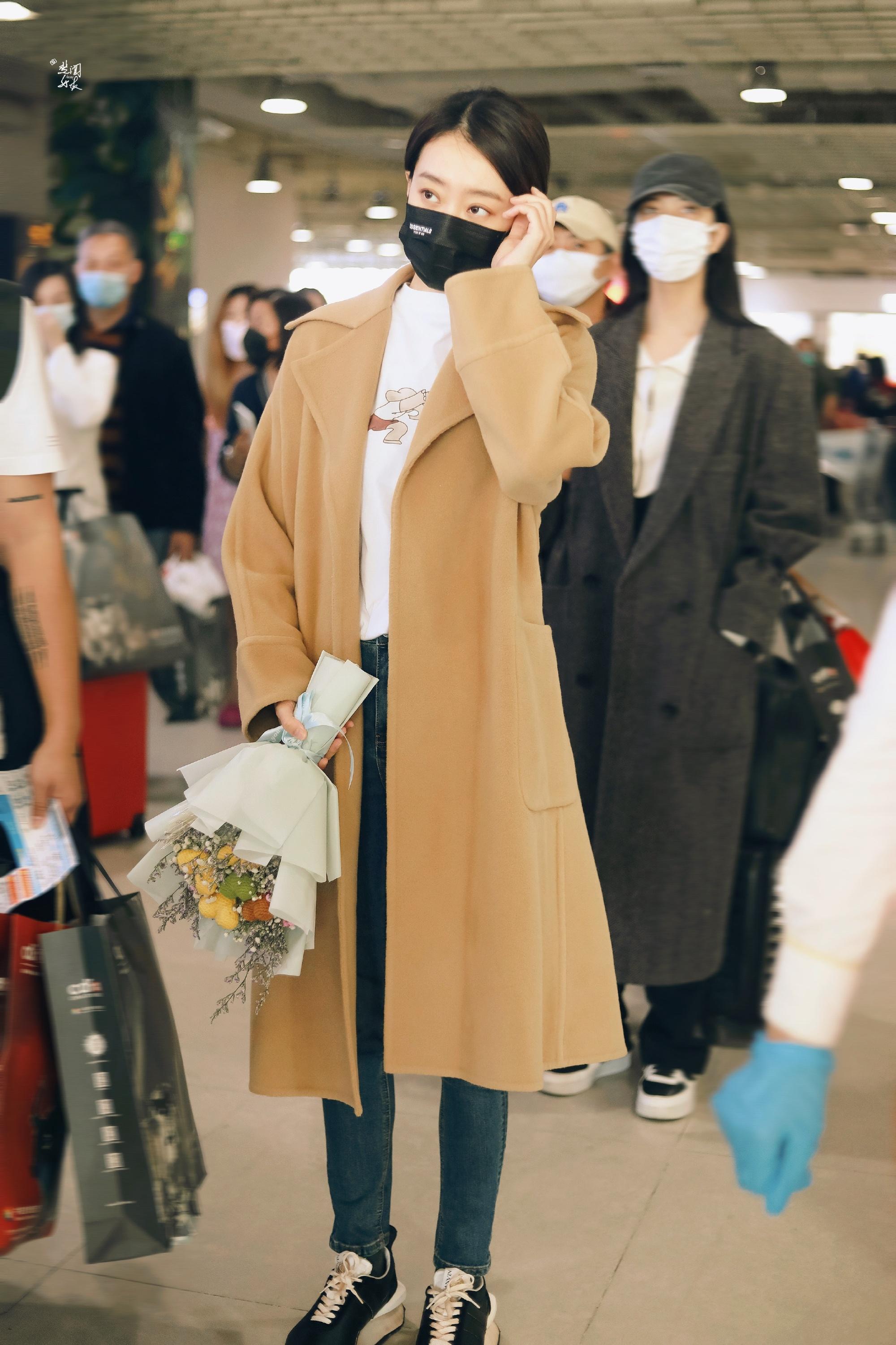 看了那么多明星穿大衣,还是张小斐最合我眼,简约又高级,好看