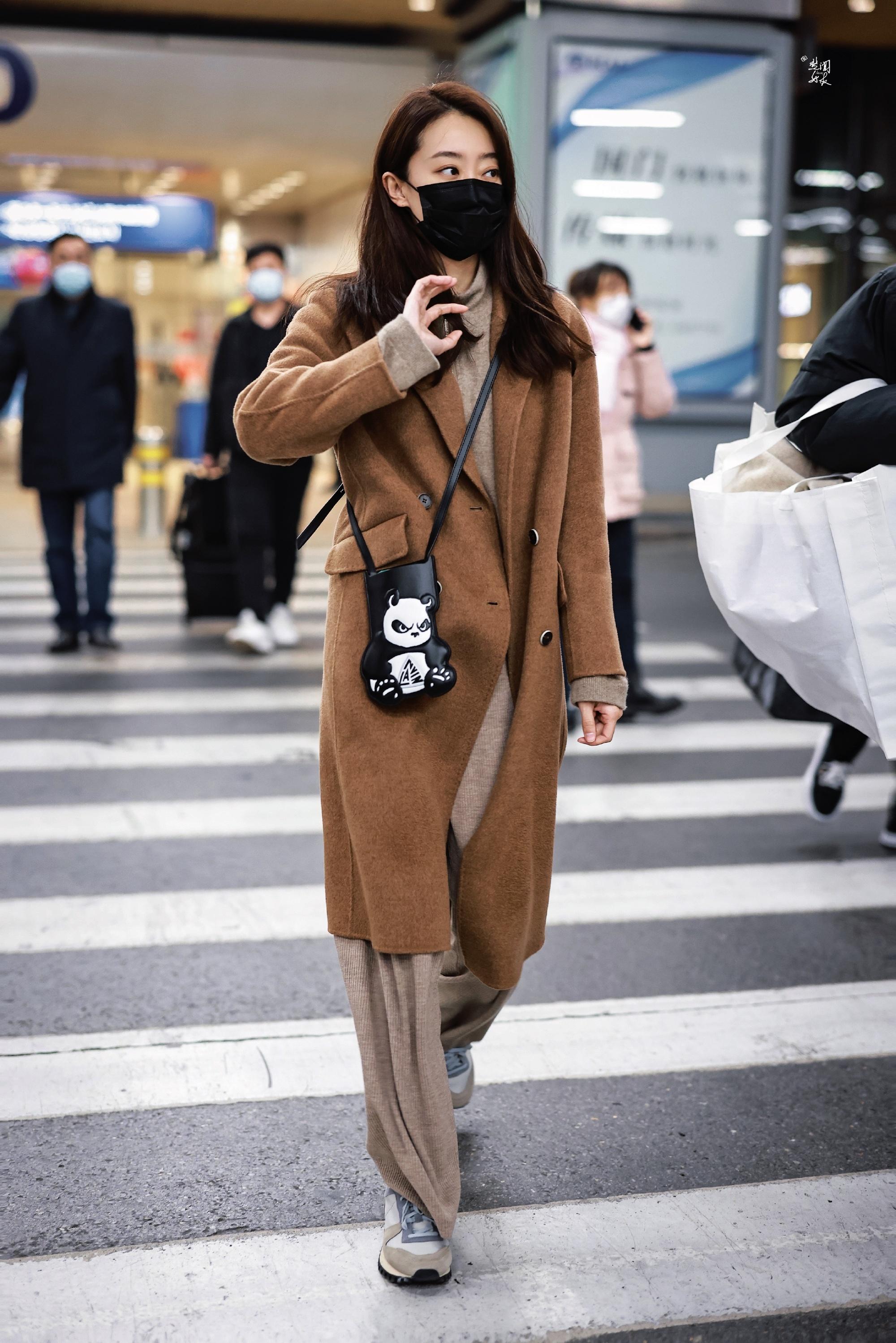 看了那么多明星穿大衣,还是张小斐最合我眼,简约又高级,好看