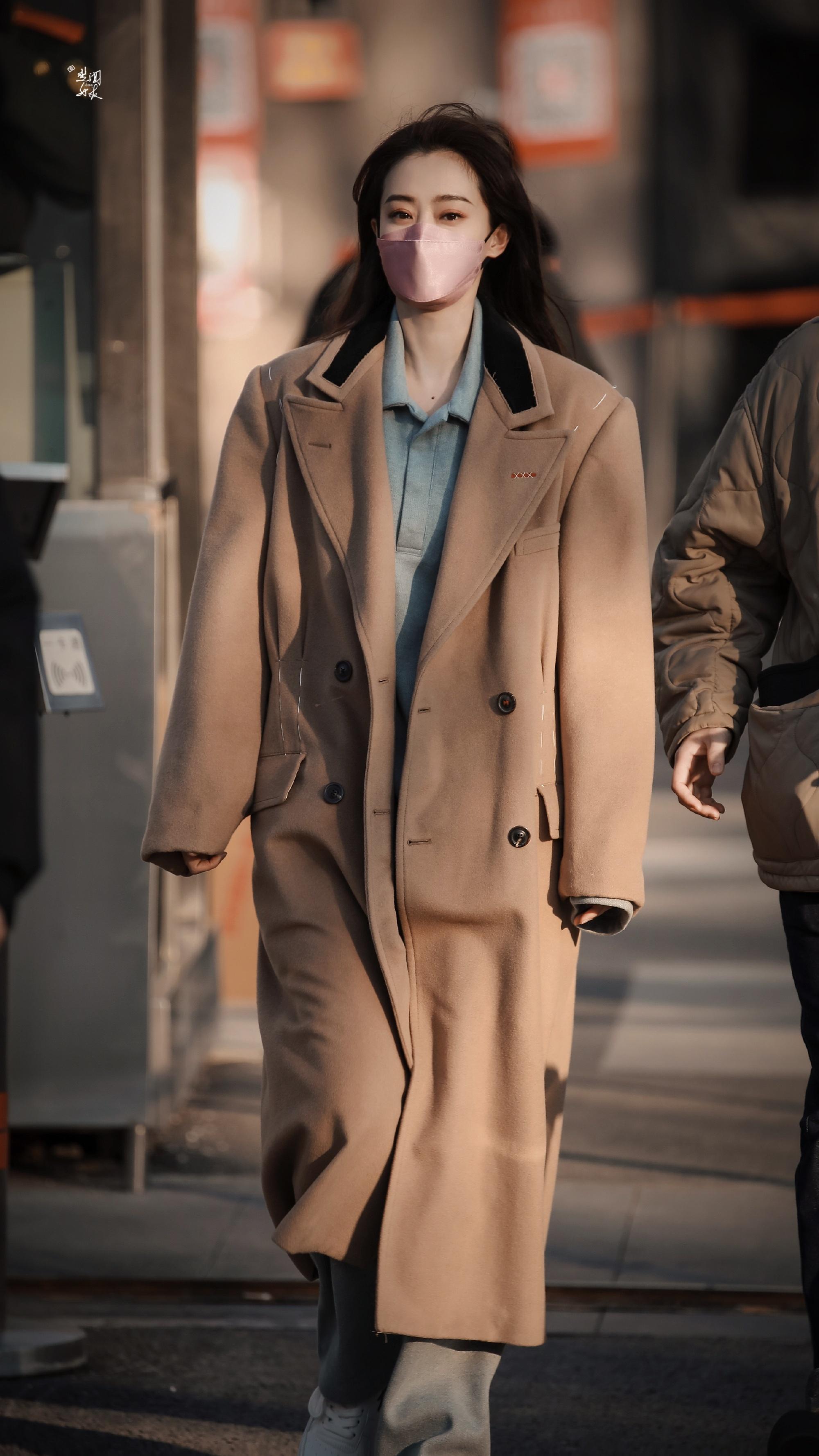 看了那么多明星穿大衣,还是张小斐最合我眼,简约又高级,好看