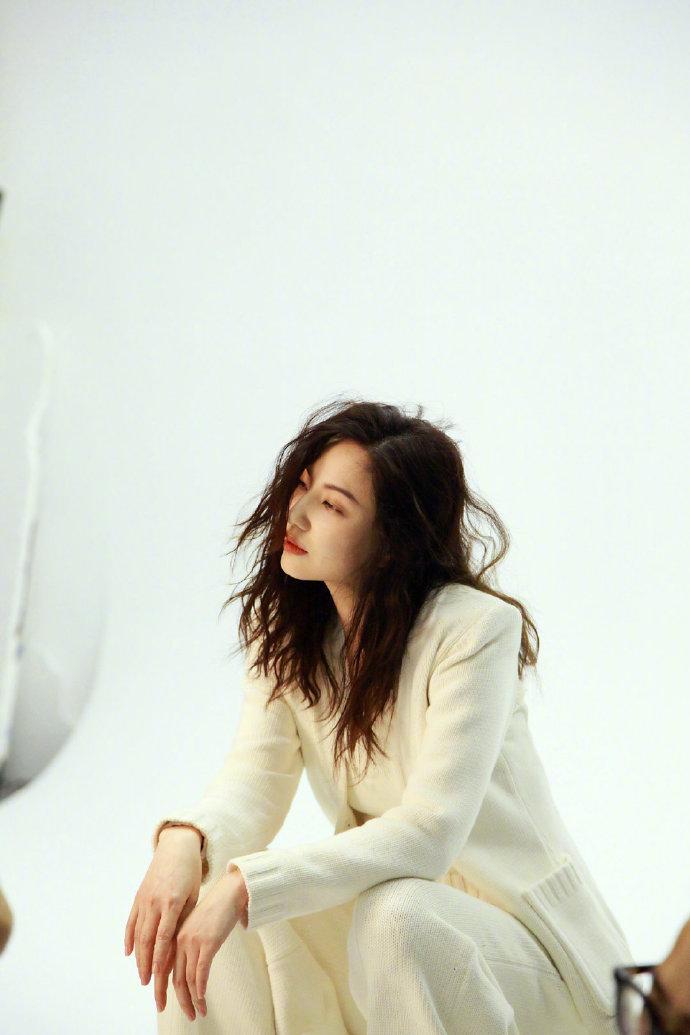 郑希怡再展御姐霸气,一组大片又酷又飒,怎么看都是艳美人