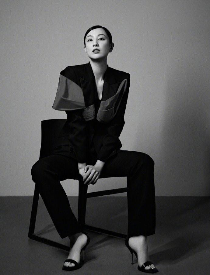 郑希怡再展御姐霸气,一组大片又酷又飒,怎么看都是艳美人