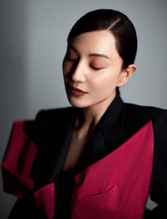 郑希怡再展御姐霸气,一组大片又酷又飒,怎么看都是艳美人