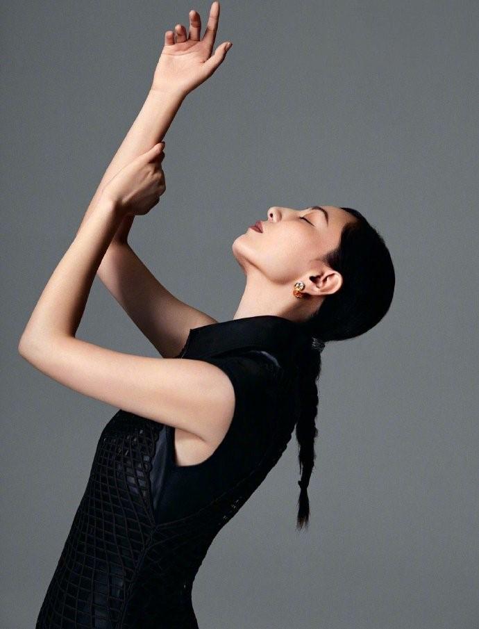 郑希怡再展御姐霸气,一组大片又酷又飒,怎么看都是艳美人