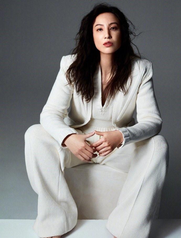 郑希怡再展御姐霸气,一组大片又酷又飒,怎么看都是艳美人