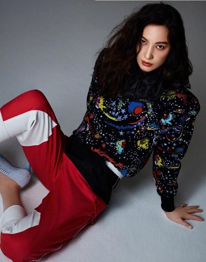 郑希怡再展御姐霸气,一组大片又酷又飒,怎么看都是艳美人