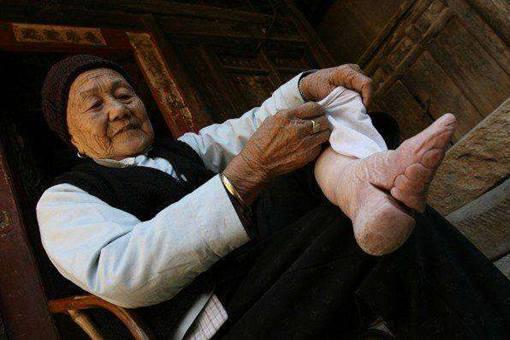 我国最后的三寸金莲老人是谁?中国最后的小脚老人