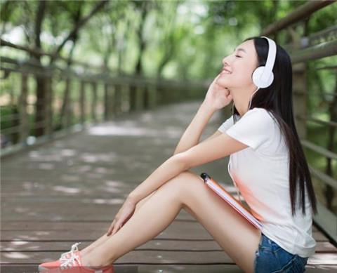 怎么和喜欢的男生找话题聊天，和男生聊天话题30句