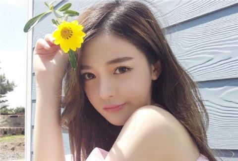 喜欢下雨天的女孩性格，该怎么去追她？