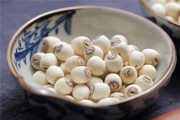 莲子新鲜的好还是干的好 莲子怎么变成干莲子