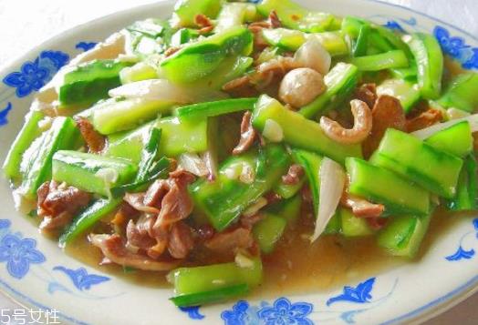 丝瓜的土腥味怎么去除？丝瓜切后不变色小技巧