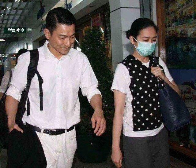 刘德华老婆是谁(刘德华首次长谈老婆朱丽倩：我欠她一个婚礼)