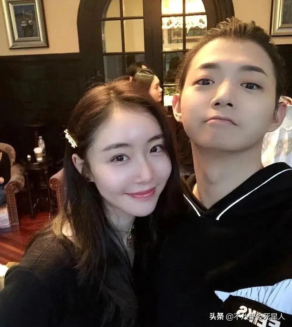 ​霍尊是谁的儿子（成名后把两岁儿子扔给前妻带大，再婚生女，霍尊爸爸也不简单