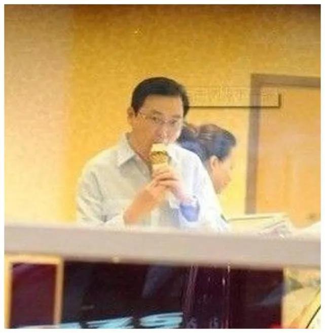 董卿的老公是谁，春雷：靠前妻赚大钱，如今却失联、成老赖，疑似被抓过