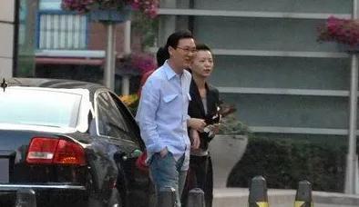 董卿的老公是谁，春雷：靠前妻赚大钱，如今却失联、成老赖，疑似被抓过