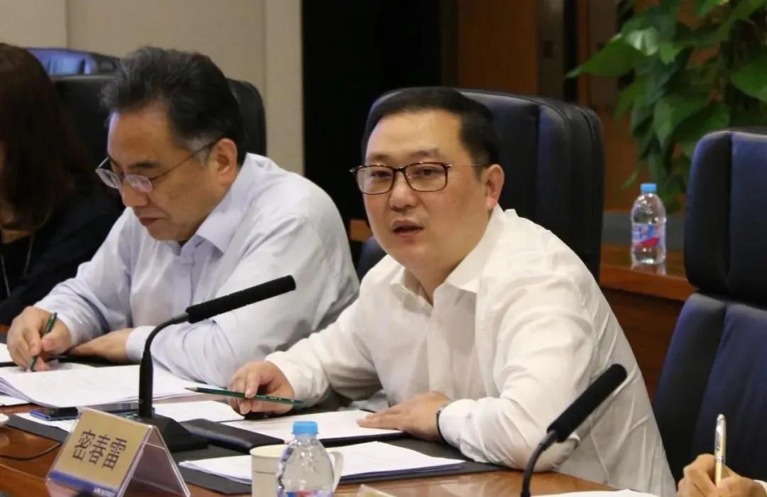 董卿的老公是谁，春雷：靠前妻赚大钱，如今却失联、成老赖，疑似被抓过