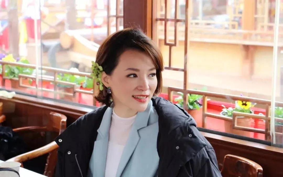 董卿的老公是谁，春雷：靠前妻赚大钱，如今却失联、成老赖，疑似被抓过