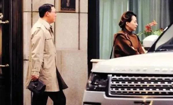 董卿的老公是谁，春雷：靠前妻赚大钱，如今却失联、成老赖，疑似被抓过
