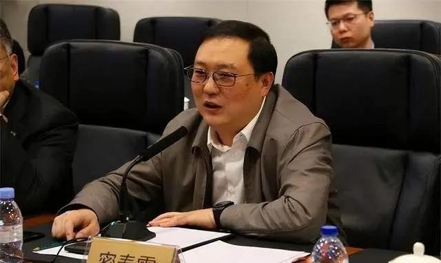董卿的老公是谁，春雷：靠前妻赚大钱，如今却失联、成老赖，疑似被抓过