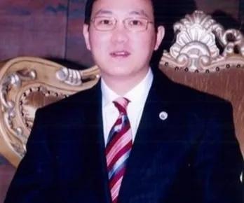 董卿的老公是谁，春雷：靠前妻赚大钱，如今却失联、成老赖，疑似被抓过