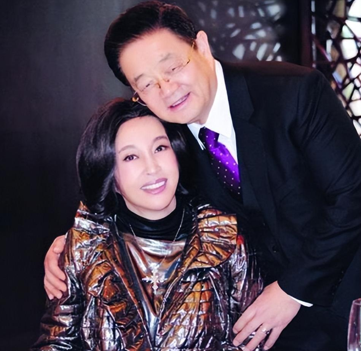 一代传奇影后刘晓庆，四婚嫁富豪被宠成宝，无儿无女亦幸福美满