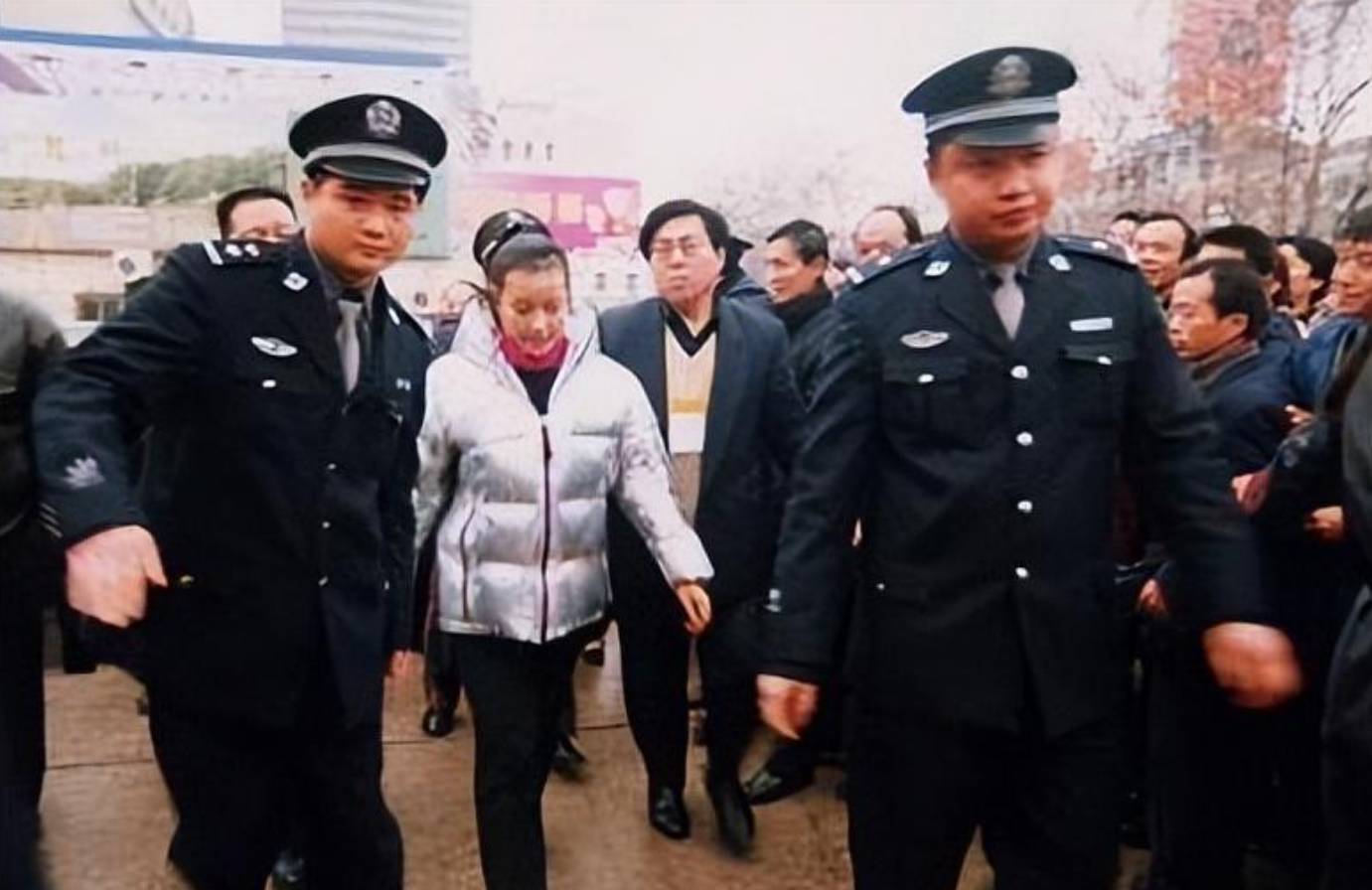 一代传奇影后刘晓庆，四婚嫁富豪被宠成宝，无儿无女亦幸福美满
