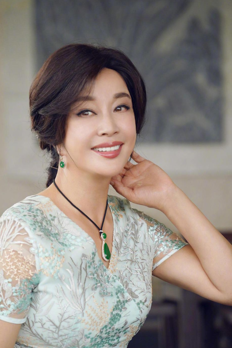 一代传奇影后刘晓庆，四婚嫁富豪被宠成宝，无儿无女亦幸福美满