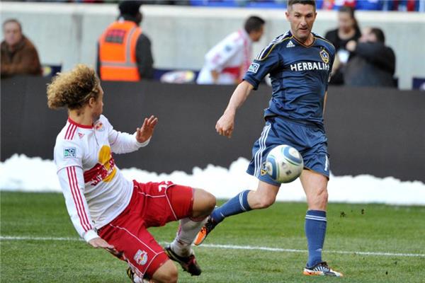 踢足球和打篮球哪个累 足球更费体力 踢足球和打篮球哪个累 足球更费体力