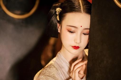 古代小妾孔雀开屏什么意思