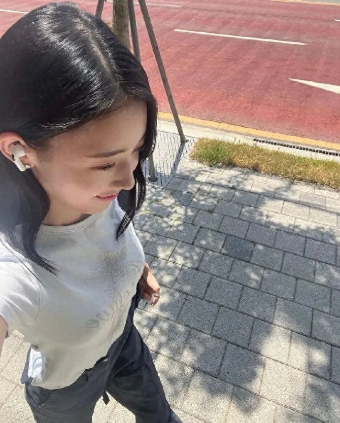 郑多彬的个人资料  她被称为“南韩最美童星”，00后 肤白貌美酷似徐璐