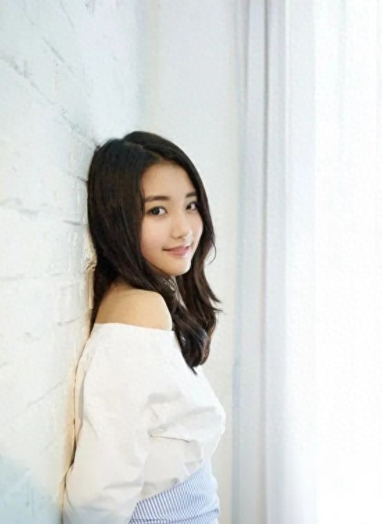 郑多彬的个人资料  她被称为“南韩最美童星”，00后 肤白貌美酷似徐璐