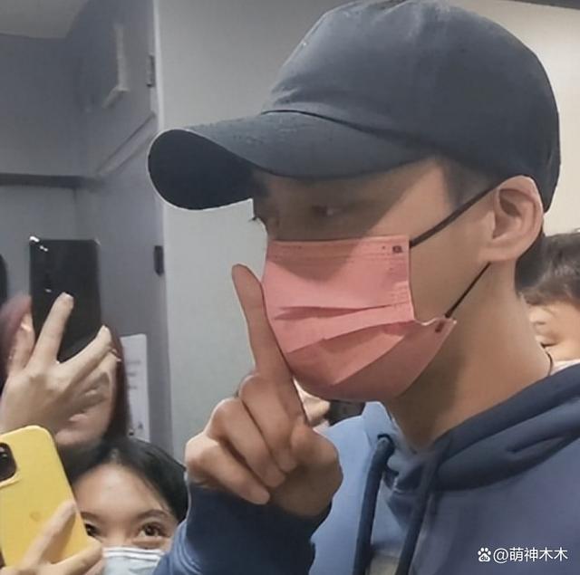 蔡徐坤最新合照曝光 看来这一段时间都在搞事业