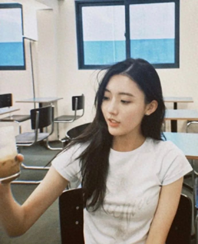 郑多彬的个人资料  她被称为“南韩最美童星”，00后 肤白貌美酷似徐璐