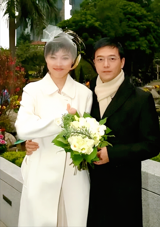 知名女星张延：父亲早逝最疼妈妈，我与丈夫有两个家