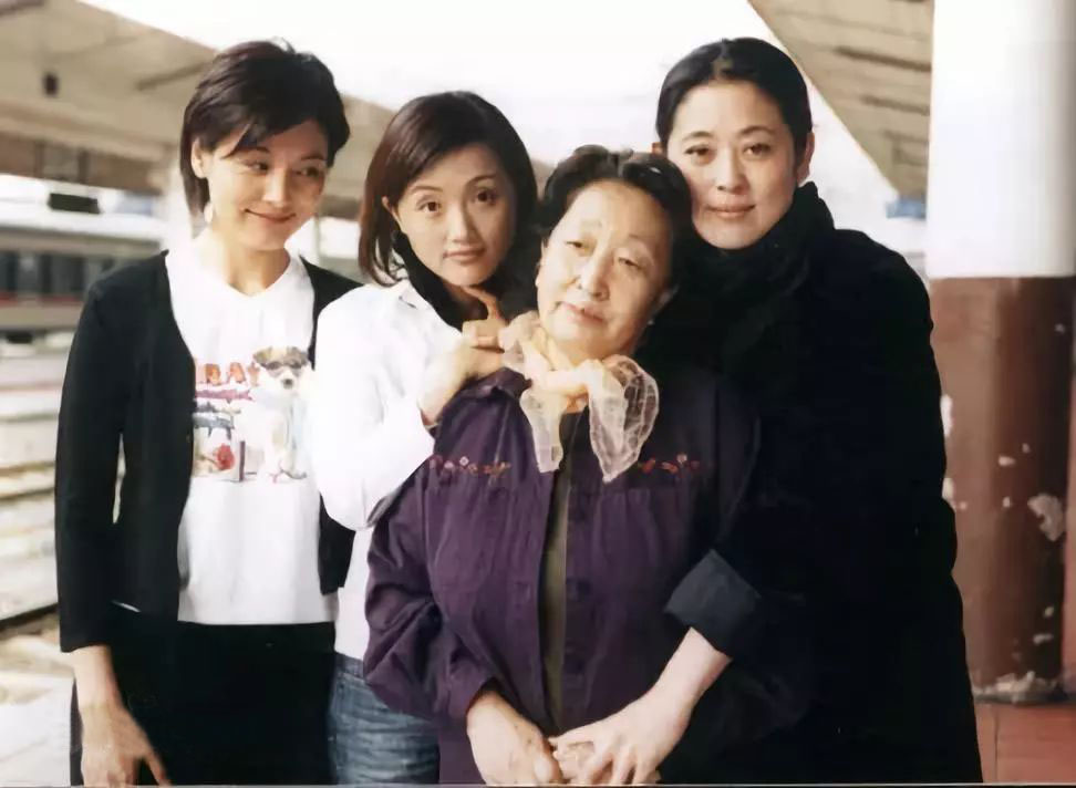 知名女星张延：父亲早逝最疼妈妈，我与丈夫有两个家
