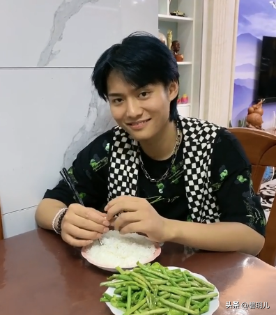 小杨哥个人资料简介哪里人（安徽95后小杨哥，粉丝数逼近1个亿，他们为什么那么招人追捧？）