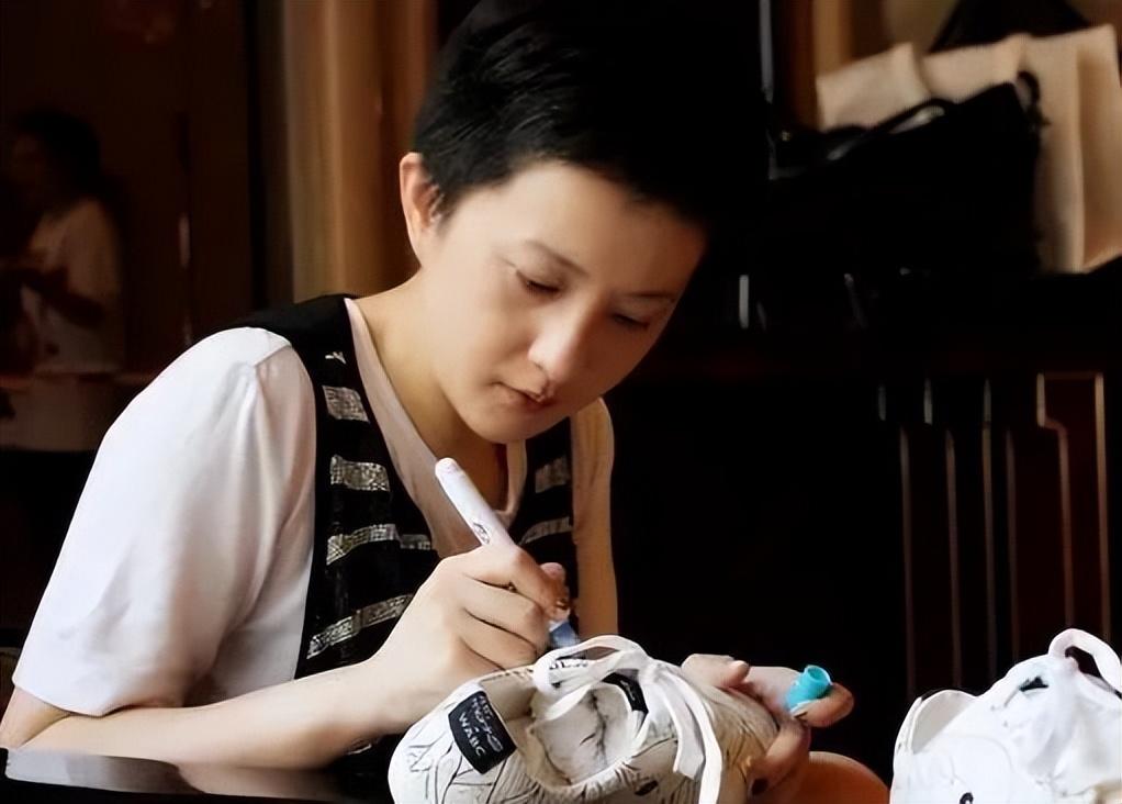 金铭简历及个人资料简介 “小婉君”今年43：年少成名红炸天，如今被父母催婚烦恼不堪